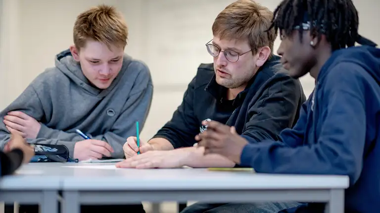 Lærer underviser to elever